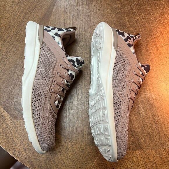APL Women’s Techloom Tracer in Almond/Pristine/Leopard - Size 7 - Picture 3 of 6